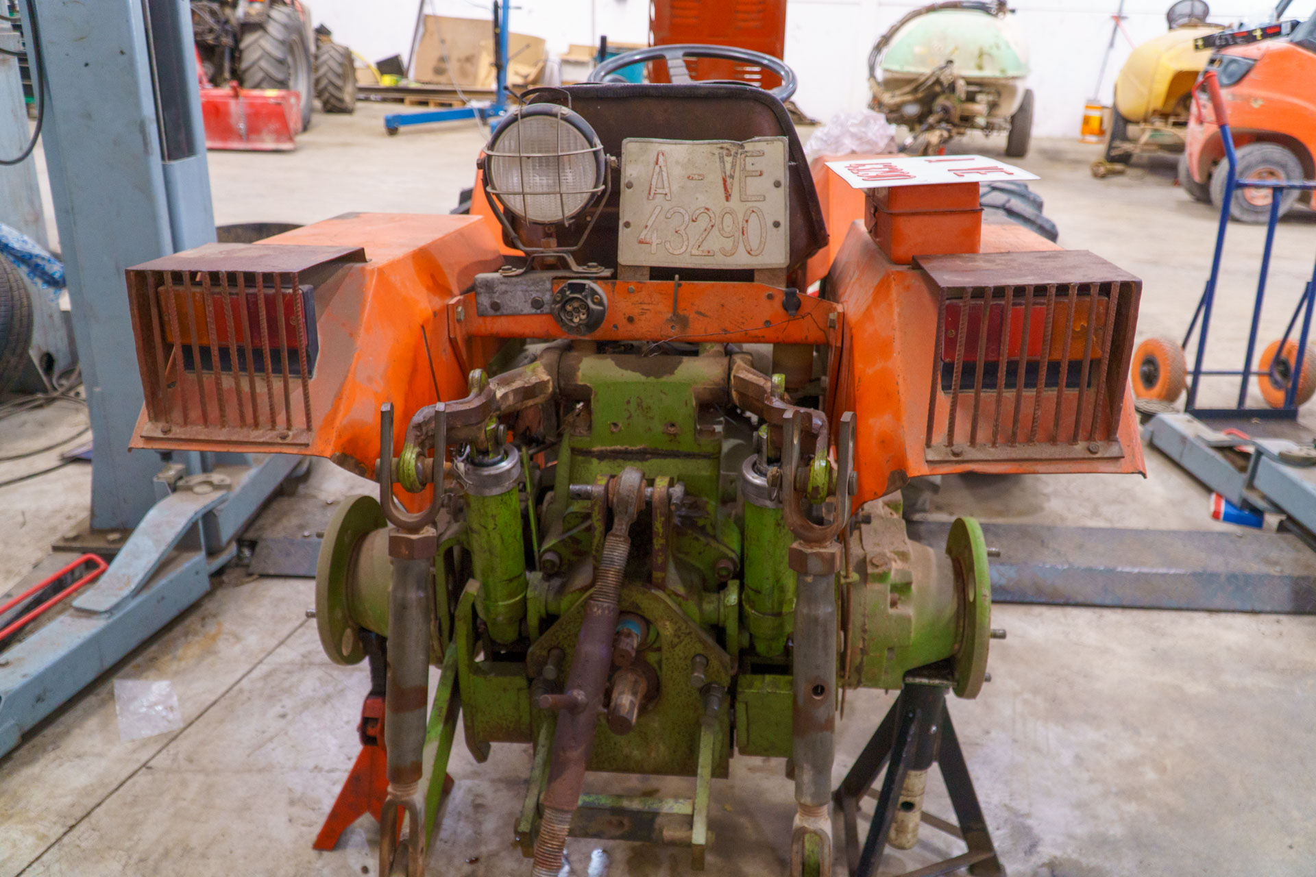 Taller oficial de tractores y maquinaria agrícola